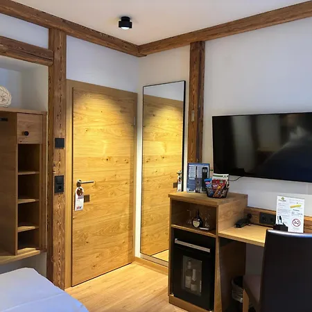 ホテル グリューナー バウム 3*